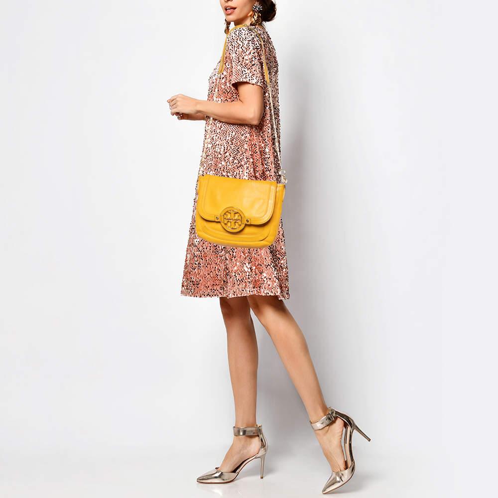 Swap that regular everyday tote with this charming shoulder bag from the house of Tory Burch. Sewn and assembled with care and love, the bag promises to boost your style and hold your daily essentials with great ease.