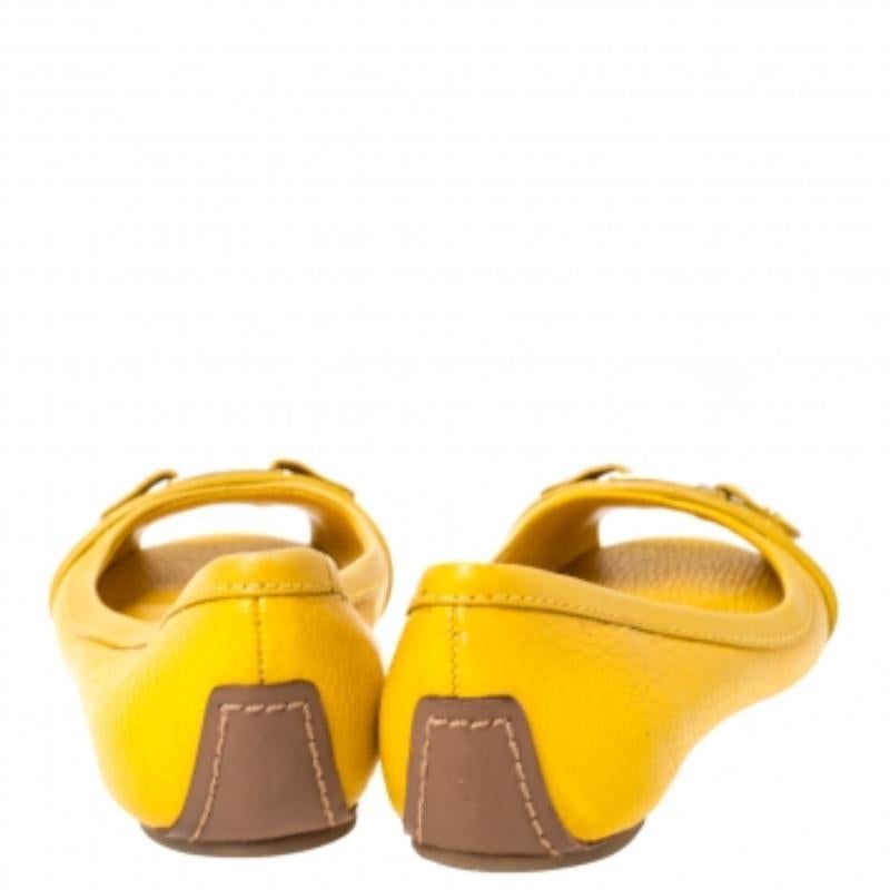 Tory Burch promet qu'à chaque fois que vous sortirez dans ces jolies chaussures plates, vous serez sûre d'attirer des regards admiratifs ! Les ballerines moutarde sont fabriquées en cuir et présentent des bouts pointus ornés du logo de la marque,