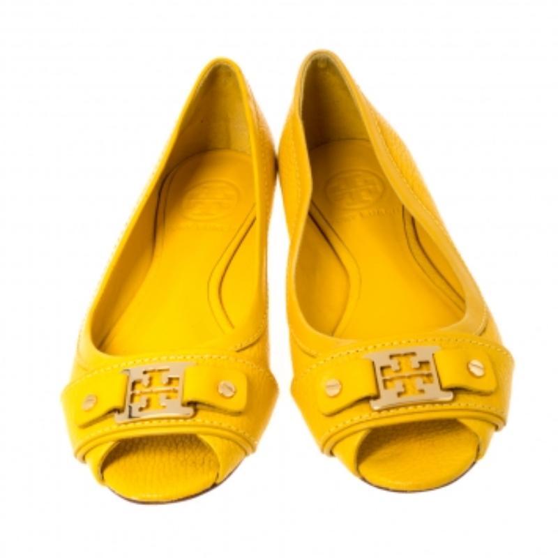 Jaune Tory Burch - Ballerines Cline à bout ouvert en cuir moutarde, taille 35,5 en vente