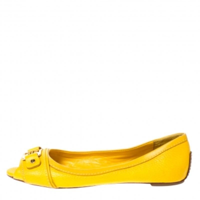Tory Burch - Ballerines Cline à bout ouvert en cuir moutarde, taille 35,5 État moyen - En vente à Dubai, Al Qouz 2