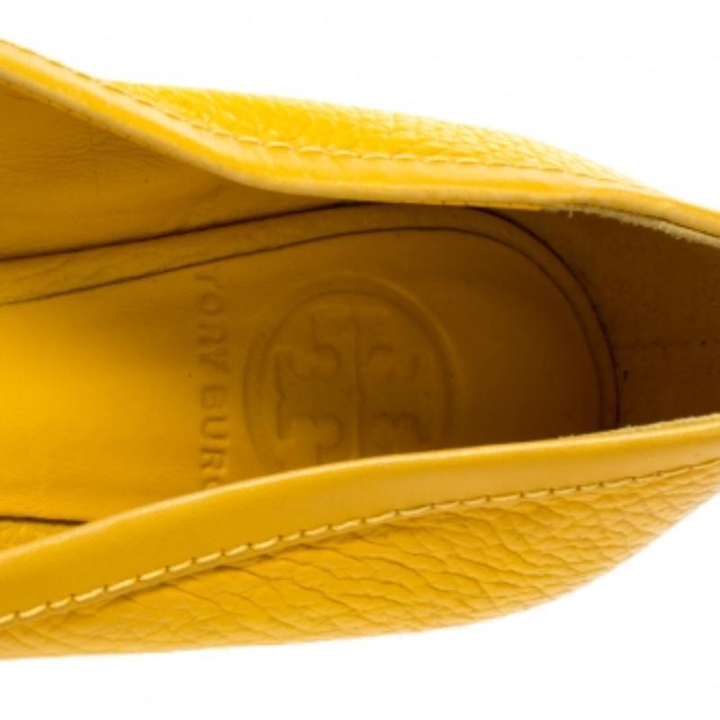 Tory Burch - Ballerines Cline à bout ouvert en cuir moutarde, taille 35,5 Pour femmes en vente