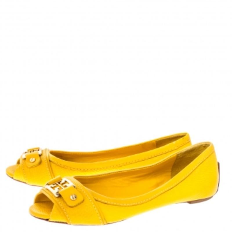 Tory Burch - Ballerines Cline à bout ouvert en cuir moutarde, taille 35,5 en vente 1