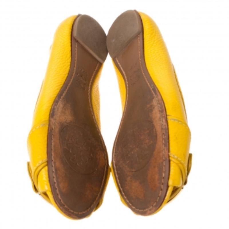 Tory Burch - Ballerines Cline à bout ouvert en cuir moutarde, taille 35,5 en vente 2