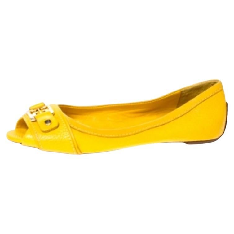 Tory Burch - Ballerines Cline à bout ouvert en cuir moutarde, taille 35,5 en vente