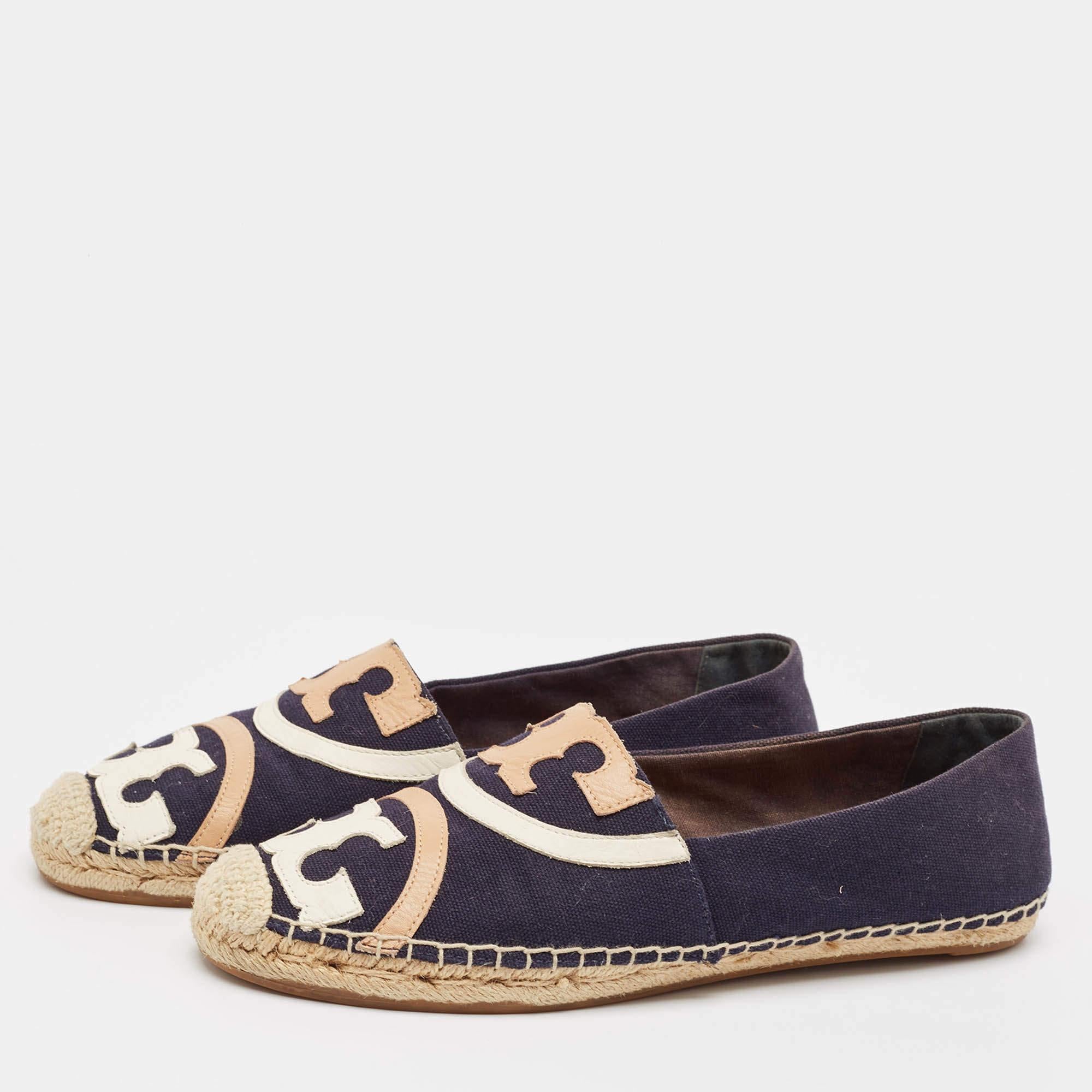 Tory Burch shoes are known for their unique designs that emanate the labels feminine verve and immaculate craftsmanship that makes their creations last season after season. Crafted from canvas these espadrille flats are a great combination of style