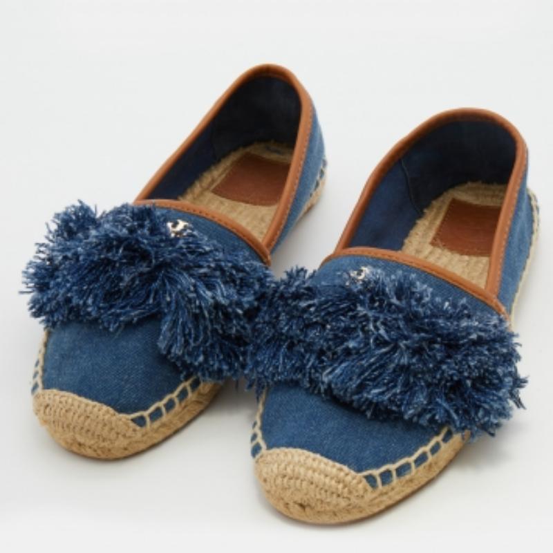 Complétez votre tenue bien assortie avec ces chaussures de créateur authentiques. Intemporelles et élégantes, elles bénéficient d'une construction étonnante pour une qualité durable et une tenue confortable.