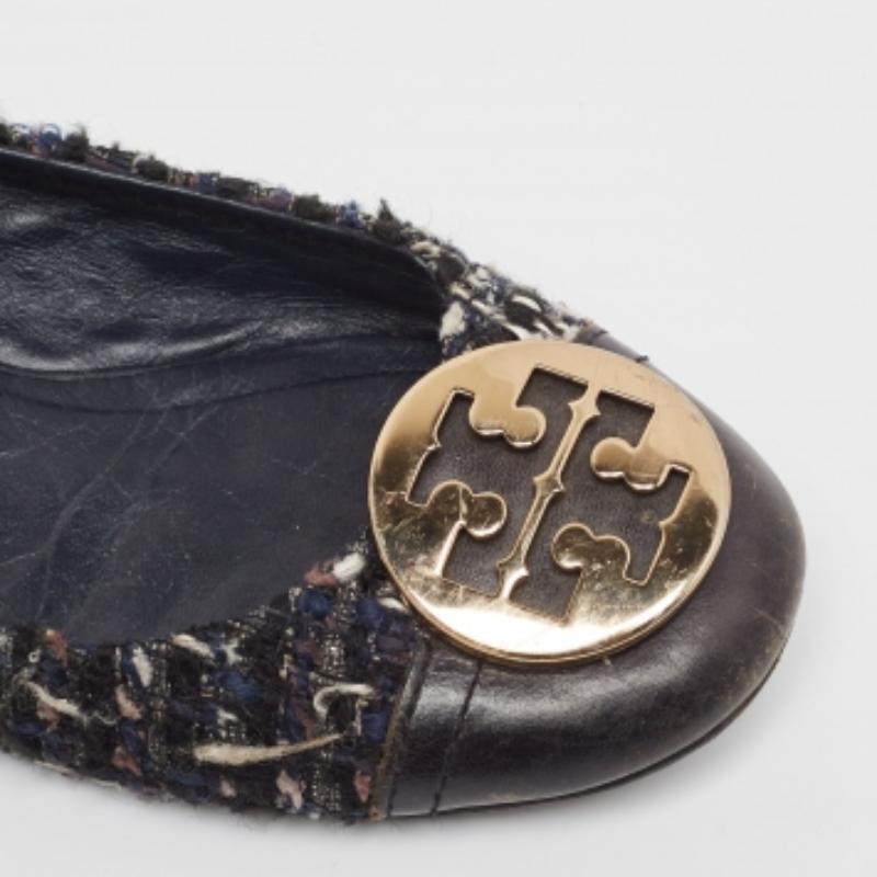 Tory Burch Bailarinas con puntera de punta de cuero y tweed azul marino talla 37.5 en venta 3