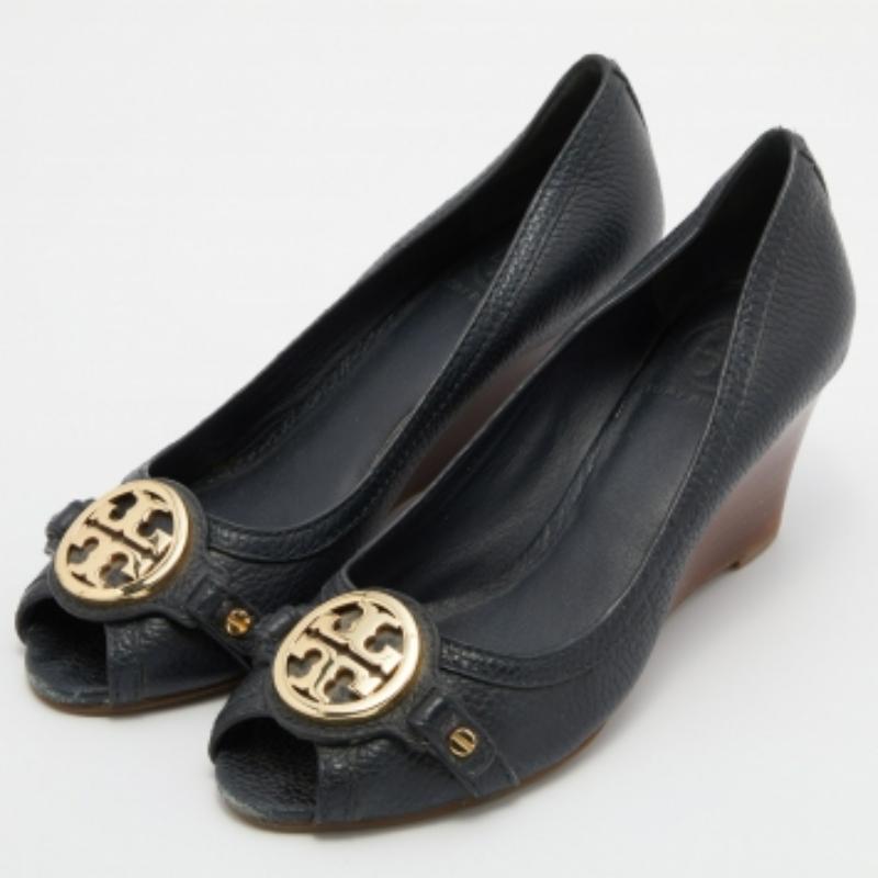Affichez un style élégant avec cette paire d'escarpins. Ces escarpins de créateur sont fabriqués à partir de matériaux de qualité. Elles sont montées sur des semelles durables et des talons hauts.