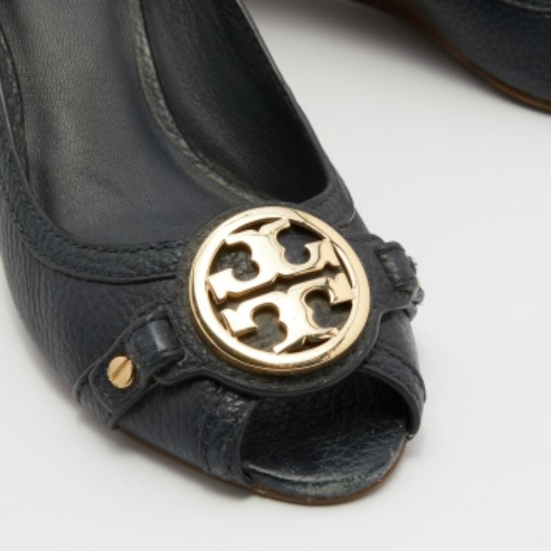 Tory Burch escarpins Leticia à bout ouvert en cuir bleu marine taille 37,5 Bon état - En vente à Dubai, Al Qouz 2