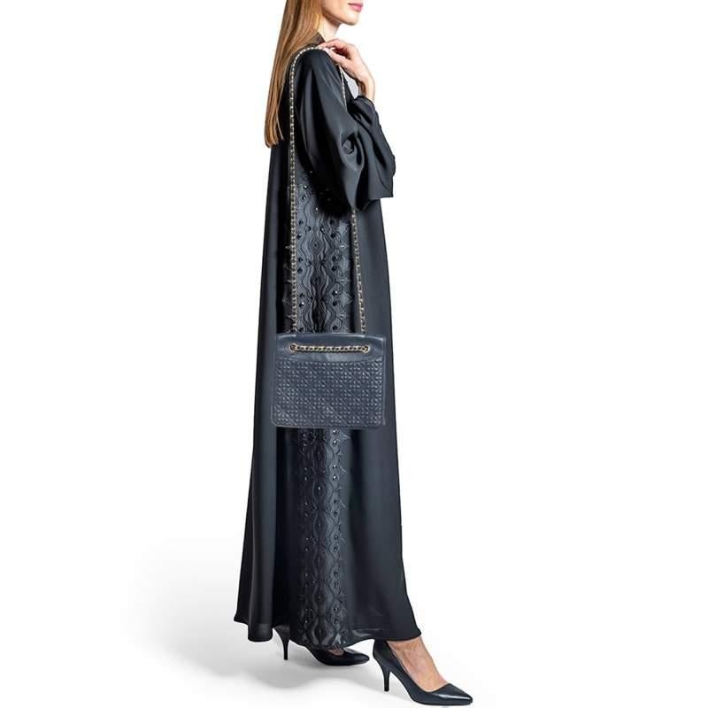 Thoughtful details, high quality, and everyday convenience mark this designer bag for women by Tory Burch. The bag is sewn with skill to deliver a refined look and an impeccable finish.
