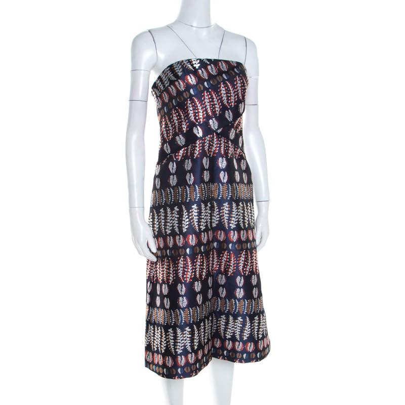 This Tory Burch dress is a true example of the brand's refined designs. The sheer sophistication of this navy blue creation will elevate your wardrobe. This impressive dress comes as strapless with pleated detailing on the bodice and fern patterns