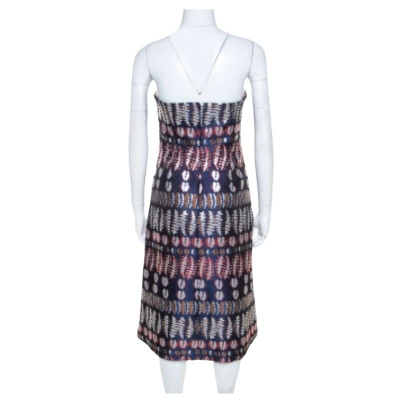 Dieses Kleid von Tory Burch ist ein echtes Beispiel für die raffinierten Designs der Marke. Die schlichte Raffinesse dieser marineblauen Kreation wird Ihre Garderobe aufwerten. Dieses beeindruckende Kleid ist trägerlos, mit Plissee-Details am Mieder