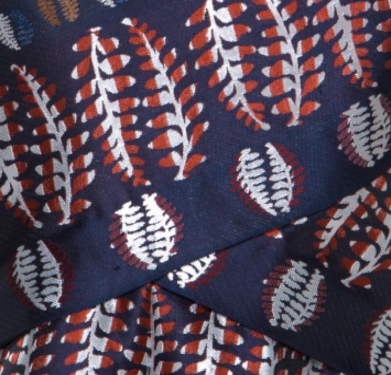 Tory Burch Marineblaues trägerloses Kleid aus Lurex mit Fern-Muster und plissiertem Mieder S im Zustand „Hervorragend“ im Angebot in Dubai, Al Qouz 2