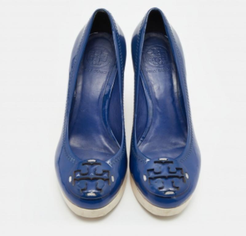 Gris Tory Burch escarpins à plateforme avec logo en cuir verni bleu marine, taille 37,5 en vente