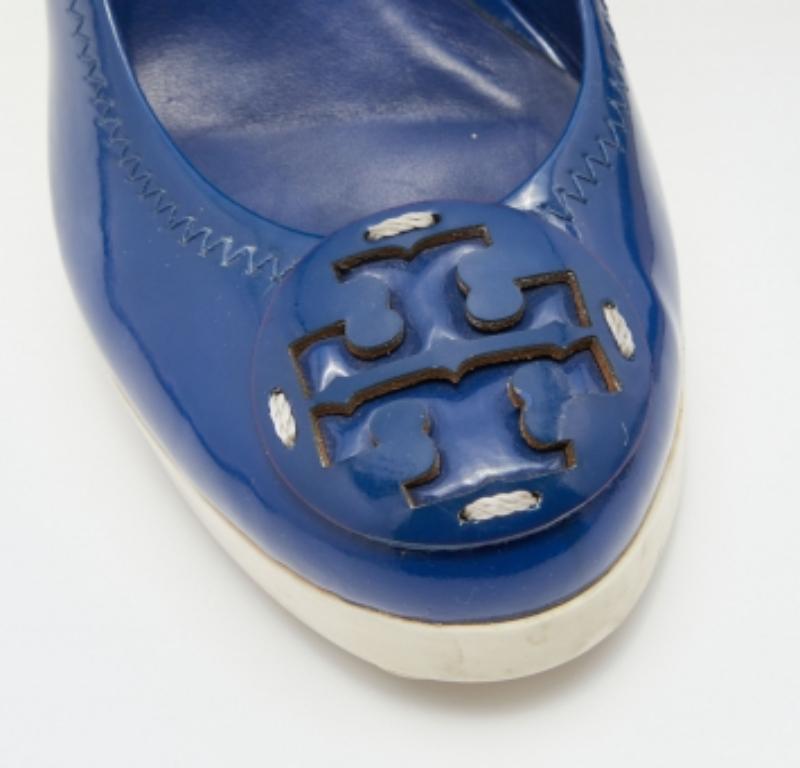 Tory Burch escarpins à plateforme avec logo en cuir verni bleu marine, taille 37,5 Bon état - En vente à Dubai, Al Qouz 2