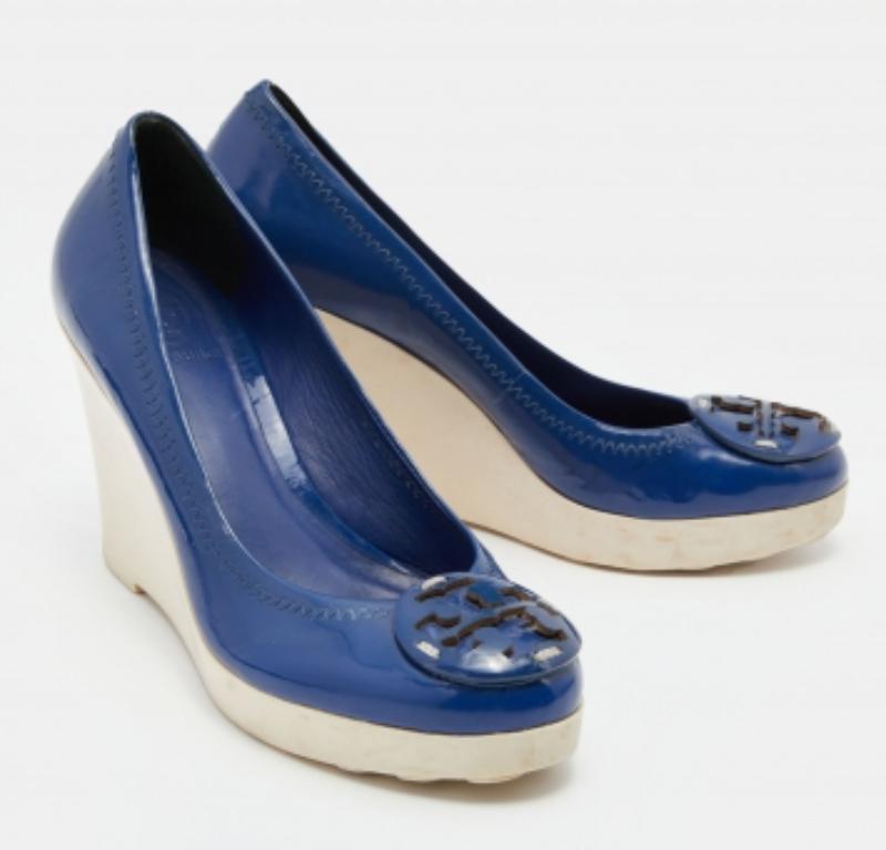 Tory Burch escarpins à plateforme avec logo en cuir verni bleu marine, taille 37,5 Pour femmes en vente