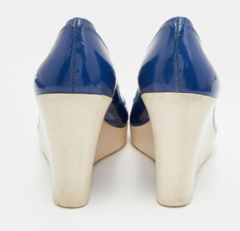 Tory Burch escarpins à plateforme avec logo en cuir verni bleu marine, taille 37,5 en vente 1