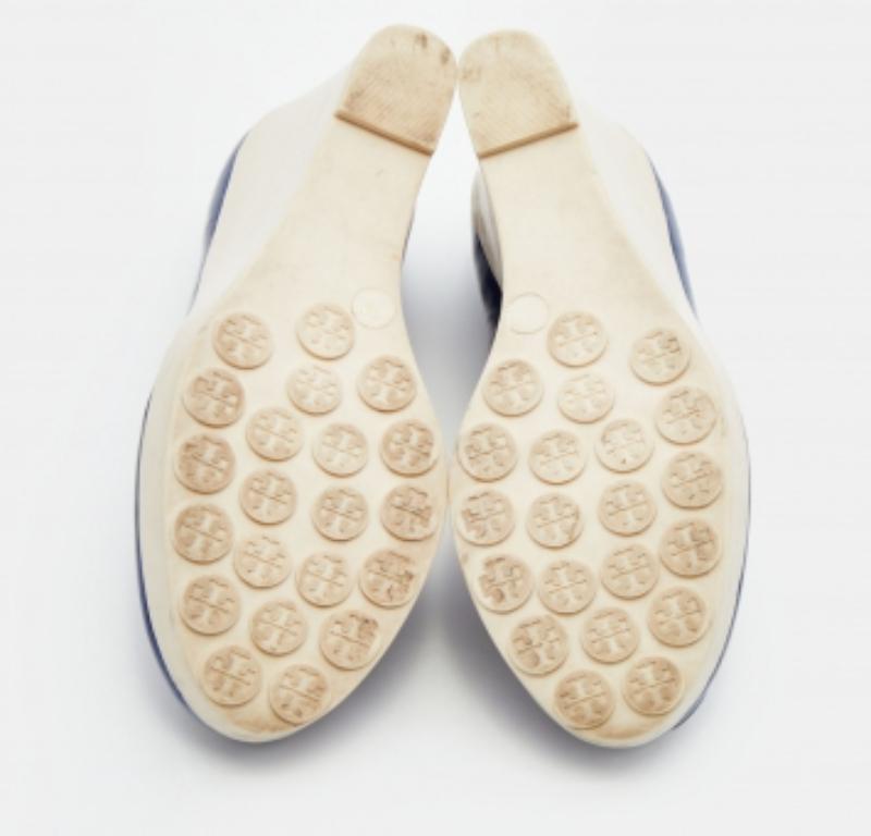 Tory Burch escarpins à plateforme avec logo en cuir verni bleu marine, taille 37,5 en vente 2