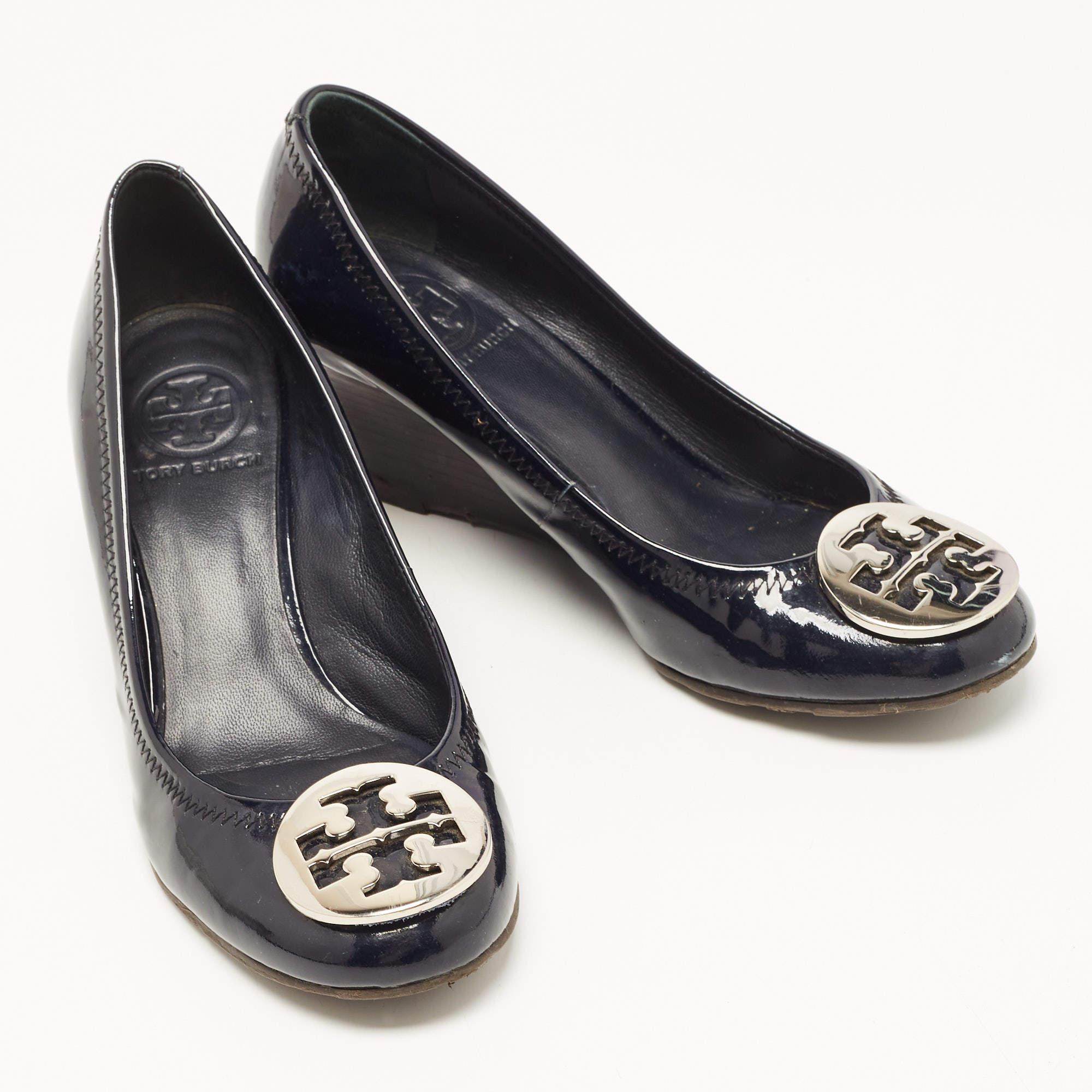 Tory Burch Navy Blue Patent Leather Wedge Pumps Size 36.5 In Good Condition For Sale In Dubai, Al Qouz 2