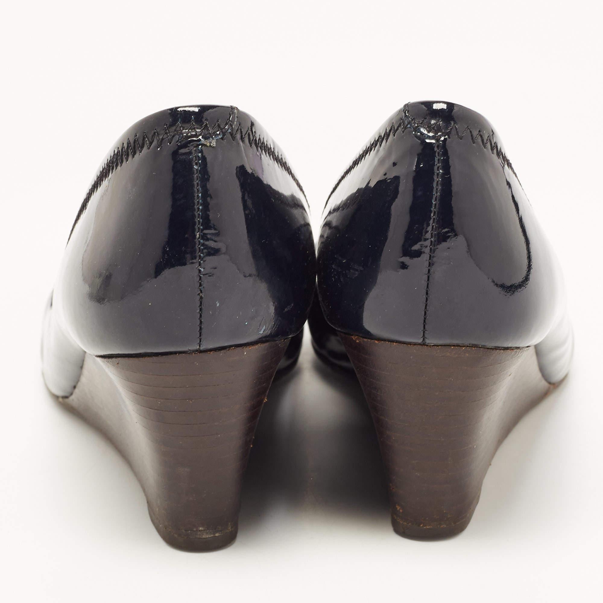 Women's Tory Burch Navy Blue Patent Leather Wedge Pumps Size 36.5 For Sale