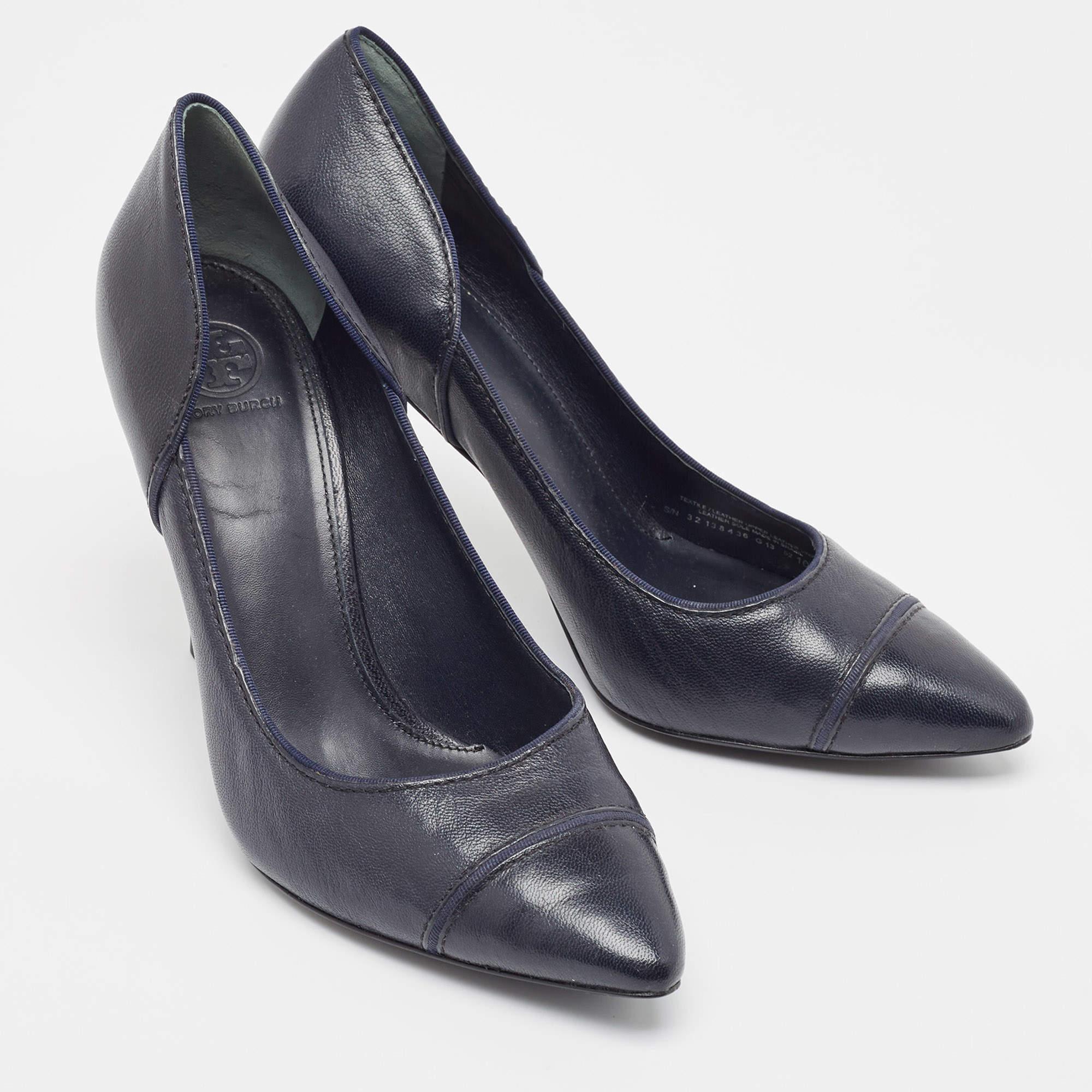 Tory Burch Navy Blue Pointed Toe Pumps Size 40.5 In Good Condition For Sale In Dubai, Al Qouz 2