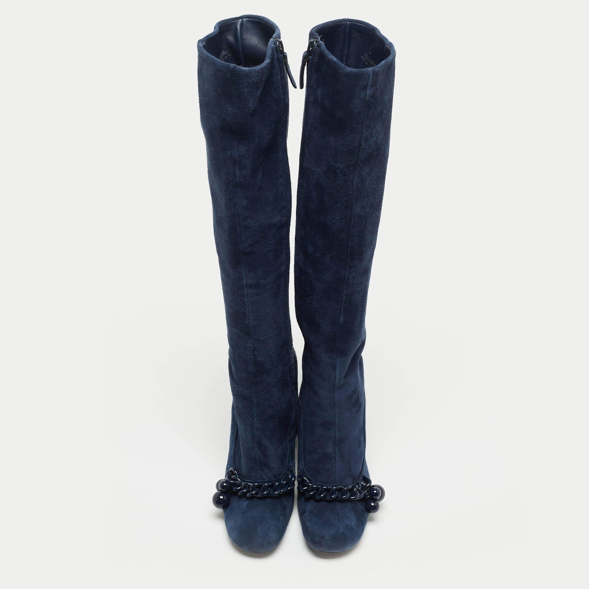 Nail a confident look with these designer knee-length boots from Tory Burch! They're made of suede and added with chain details and block heels.


