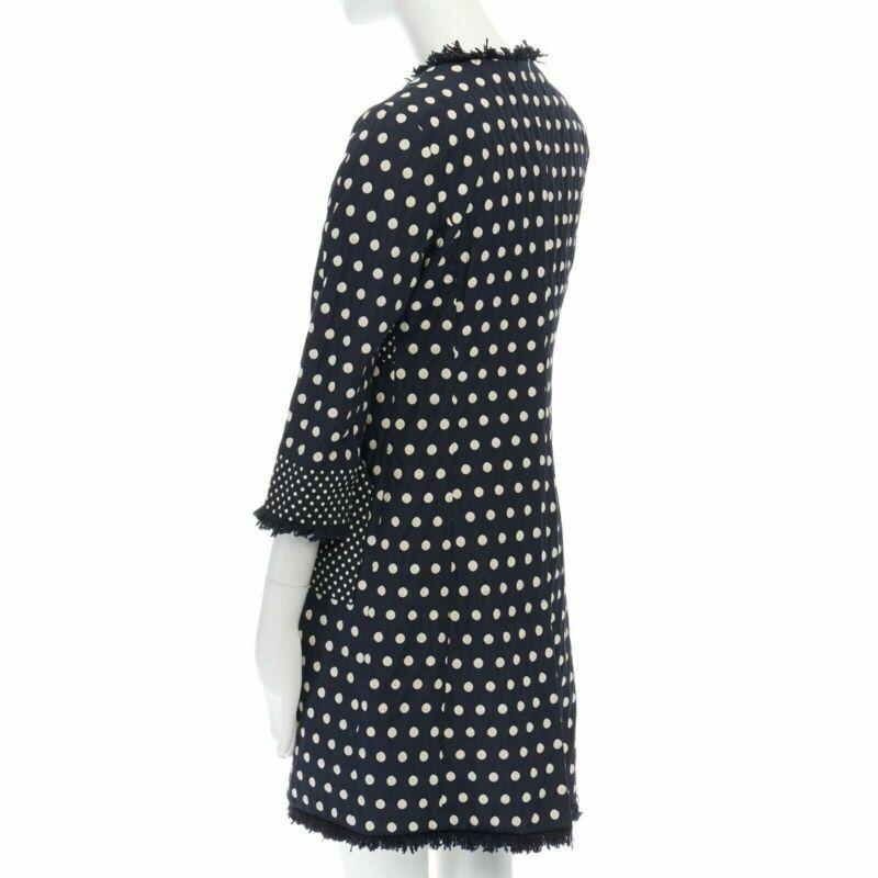 Manteau à bordures effilochées en jacquard à pois bleu marine et blanc de TORY BURCH US2 S en vente 1