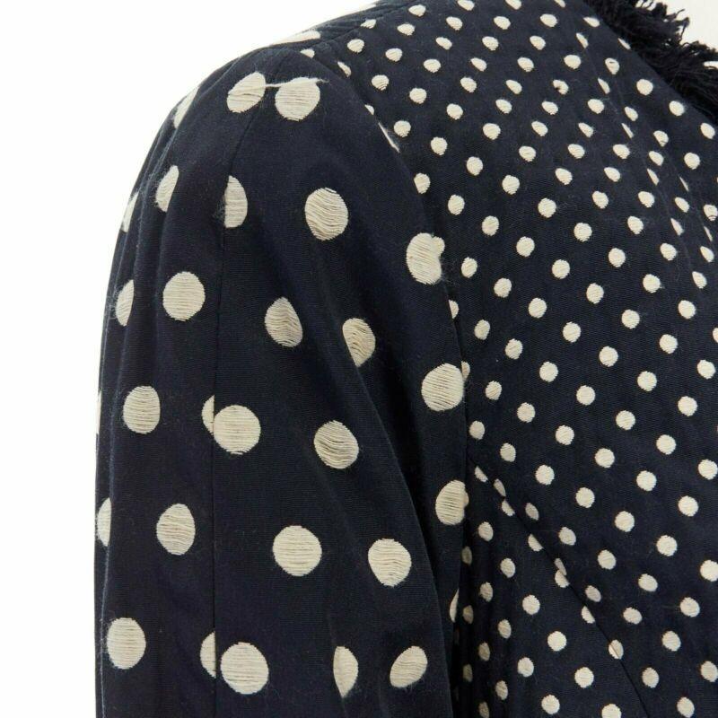 Manteau à bordures effilochées en jacquard à pois bleu marine et blanc de TORY BURCH US2 S en vente 2