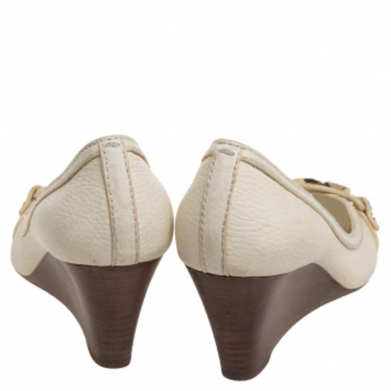 Tory Burch Off White Leather Logo Embellished Wedge Pumps Size 37 In Good Condition For Sale In Dubai, Al Qouz 2
