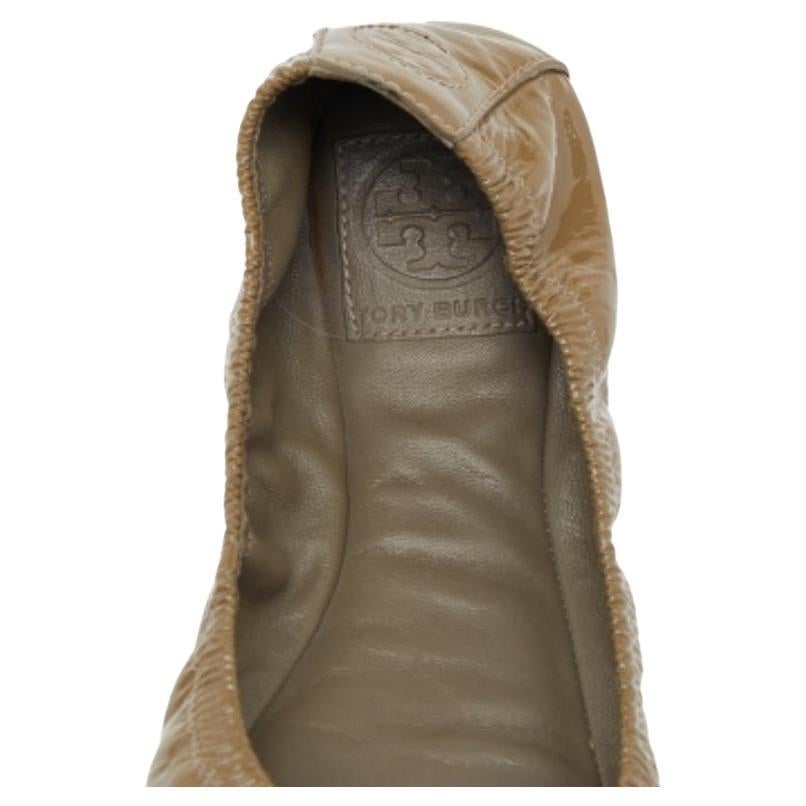 Ces ballerines Tory Burch sont confortables et luxueuses, sans effort, lorsqu'elles sont portées par des looks décontractés et chics. Conçues en cuir verni vert olive, ces chaussures plates présentent une silhouette froncée et des orteils ronds.
