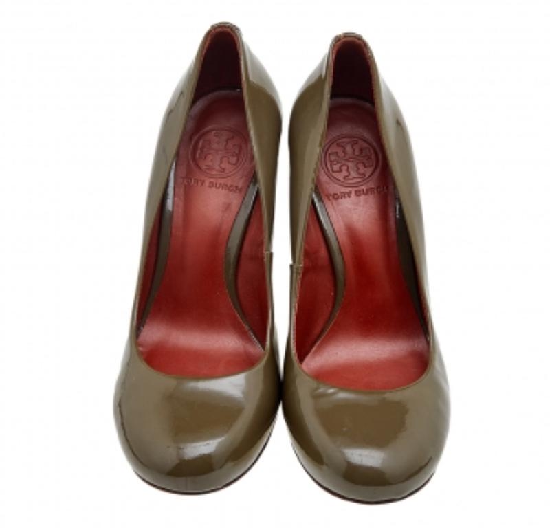 Black Tory Burch Olive Green Patent Leather Wedge Pumps Size 38 For Sale