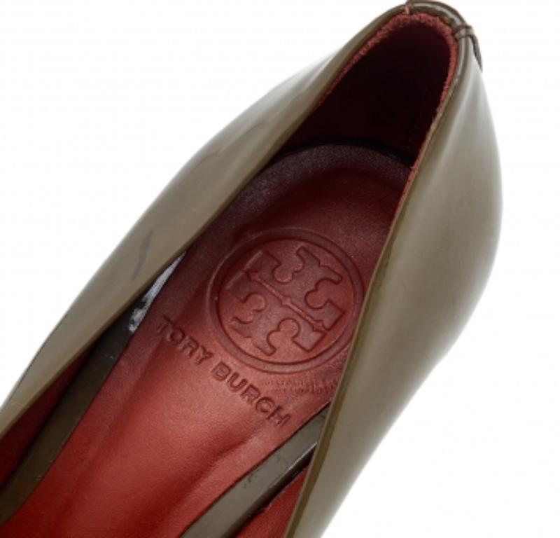 Tory Burch Olive Green Patent Leather Wedge Pumps Size 38 In Fair Condition For Sale In Dubai, Al Qouz 2