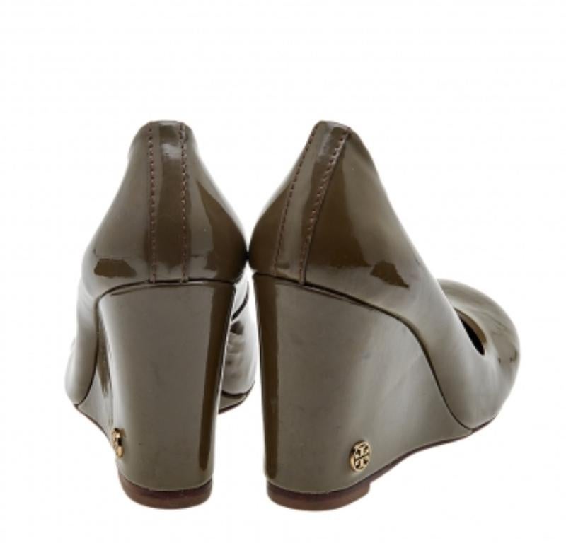 Tory Burch Olive Green Patent Leather Wedge Pumps Size 38 For Sale 2