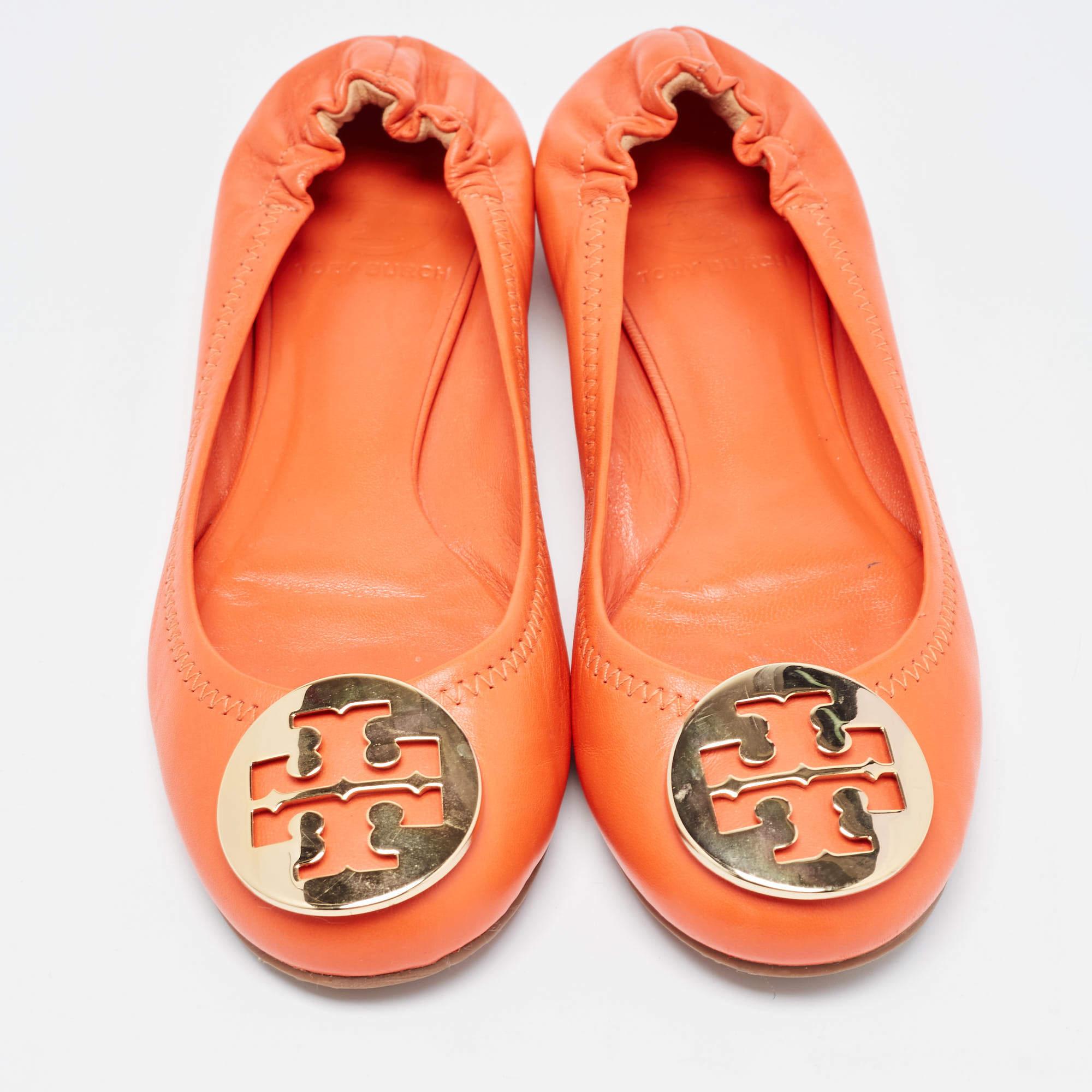 Tory Burch Orange Leather Minnie Scrunch Ballet Flats Size 36.5 In Good Condition For Sale In Dubai, Al Qouz 2