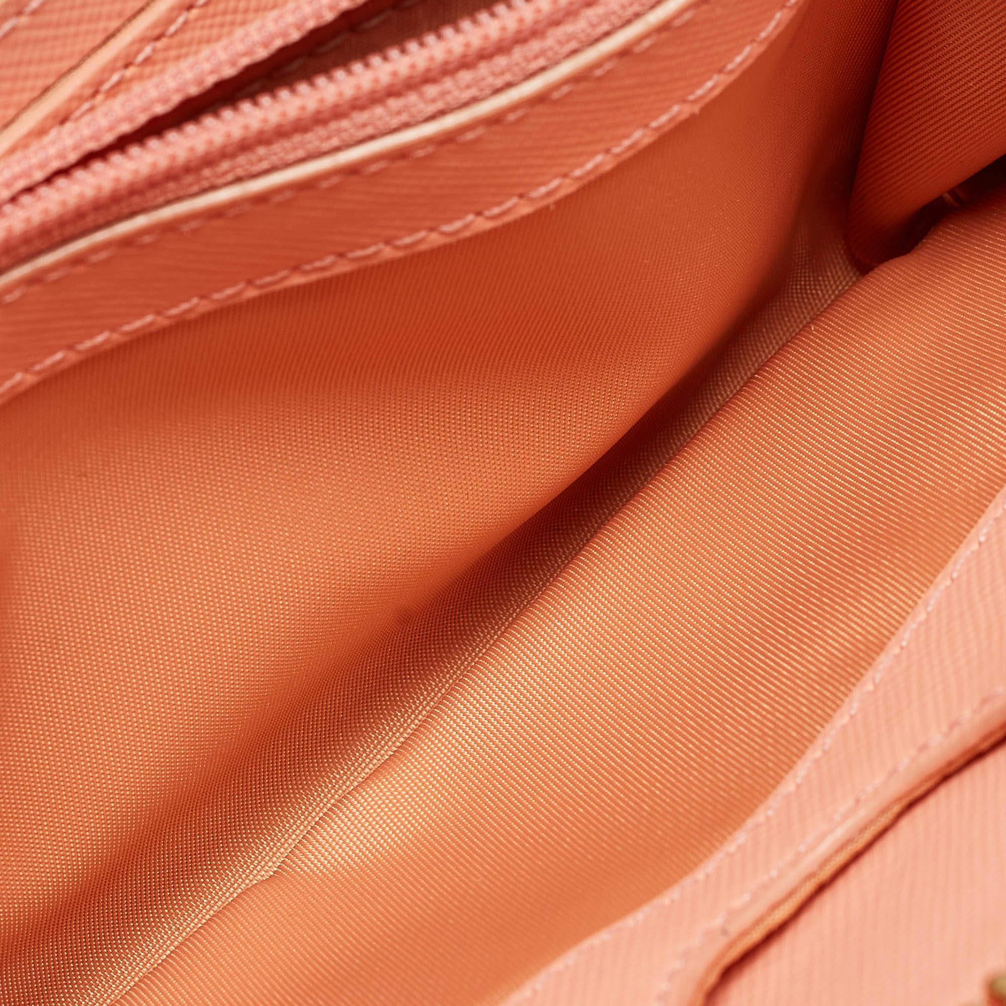Tory Burch Orange Leather Robinson Portefeuille à fermeture éclair en vente 5