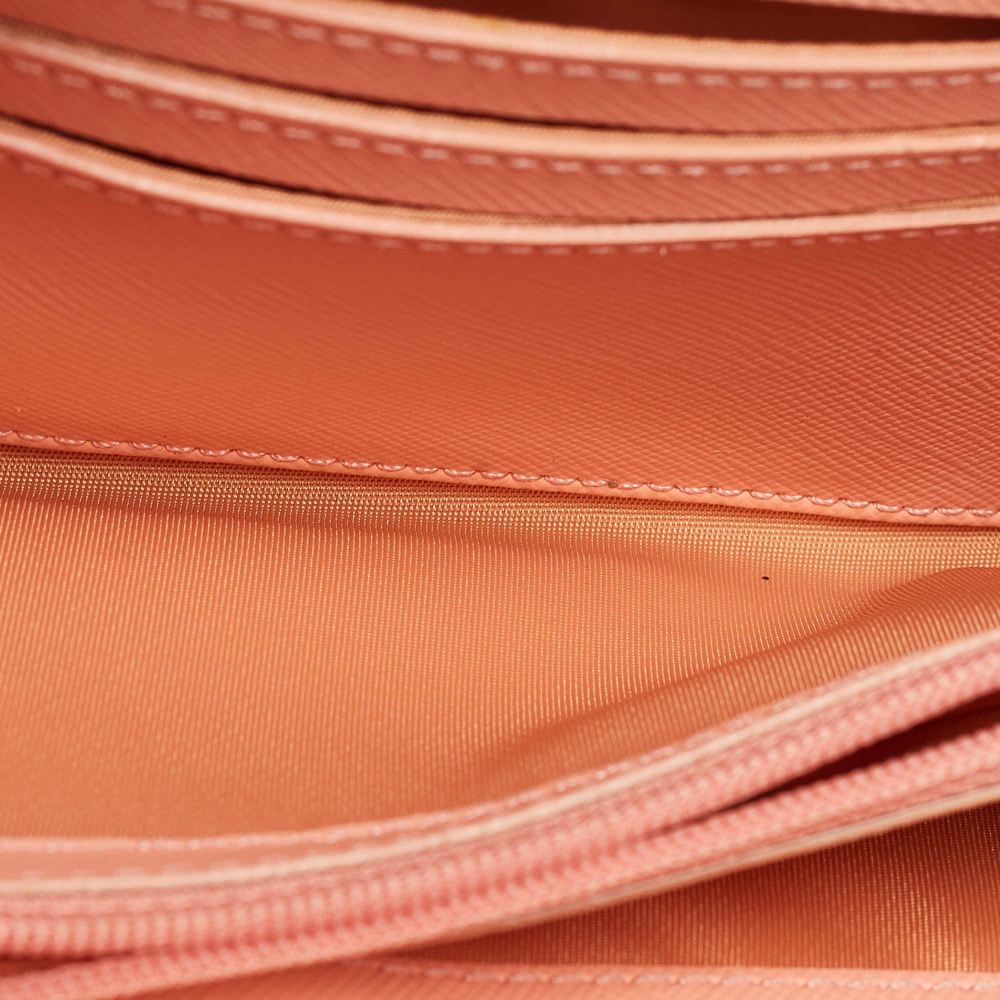 Tory Burch Orange Leather Robinson Portefeuille à fermeture éclair en vente 4