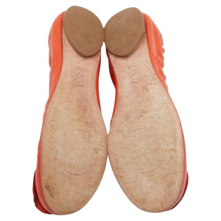 Complétez votre look en ajoutant ces ballerines de créateur à votre collection de chaussures de tous les jours. Ils sont fabriqués avec soin pour garantir un ajustement et un style parfaits.