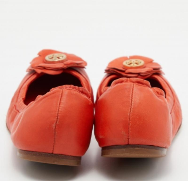 Tory Burch Orange Leather Scrunch Ballet Flats Taille 38 État moyen - En vente à Dubai, Al Qouz 2