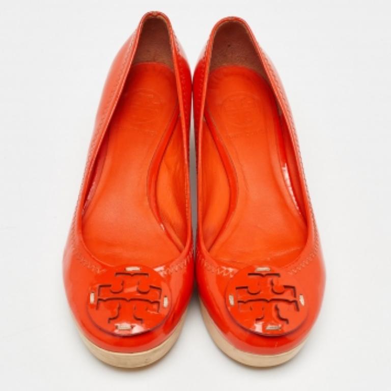 Beige Tory Burch escarpins compensés en cuir verni orange, taille 36 en vente