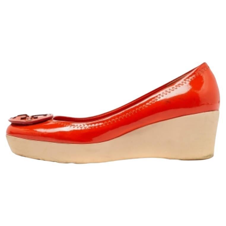 Tory Burch escarpins compensés en cuir verni orange, taille 36 en vente