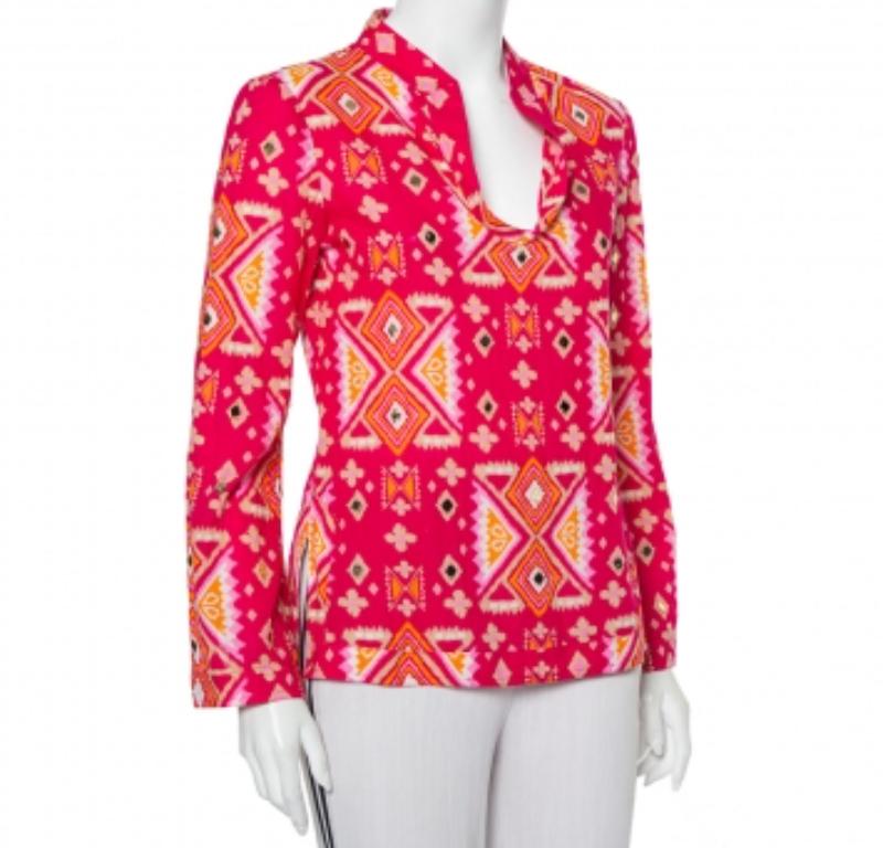 This stunning Tory Burch shirt will add pops of color to your casual ensemble. Made from cotton in a bright pink shade, the creation is detailed with Batik prints all over and finished off with on sleeves and an oversized fit.