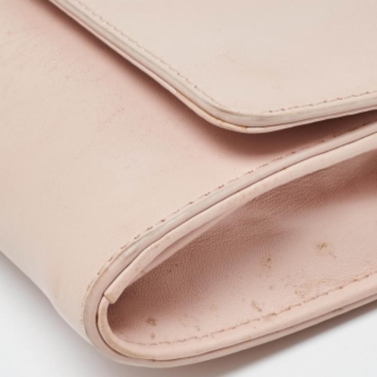 Für einen Look mit Stil, Geschmack und einem Hauch von Luxus ist diese Umhängetasche die perfekte Ergänzung. Zeigen Sie diese Schönheit auf Ihrer Schulter bei jeder Veranstaltung und genießen Sie den Geschmack von Luxus, den sie Ihnen vermittelt.
