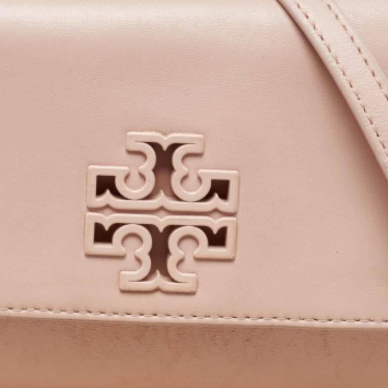 Tory Burch Rosa Leder Britten Umhängetasche mit Klappe im Angebot 1