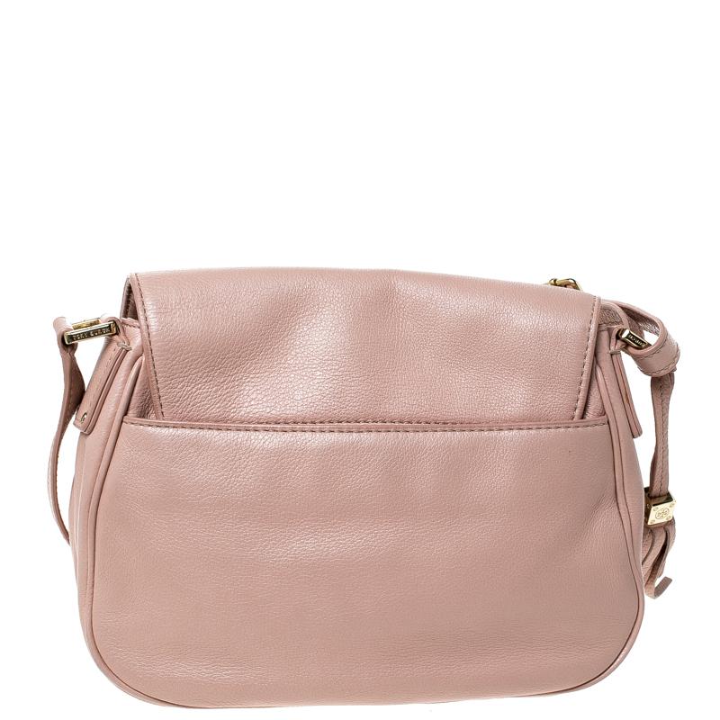 This bag from Tory Burch has been meticulously crafted from leather in a dreamy pink hue and designed with a front flap closure that opens to a fabric-lined interior. It is held by a leather strap with an attached tassel accent. This is a marvellous