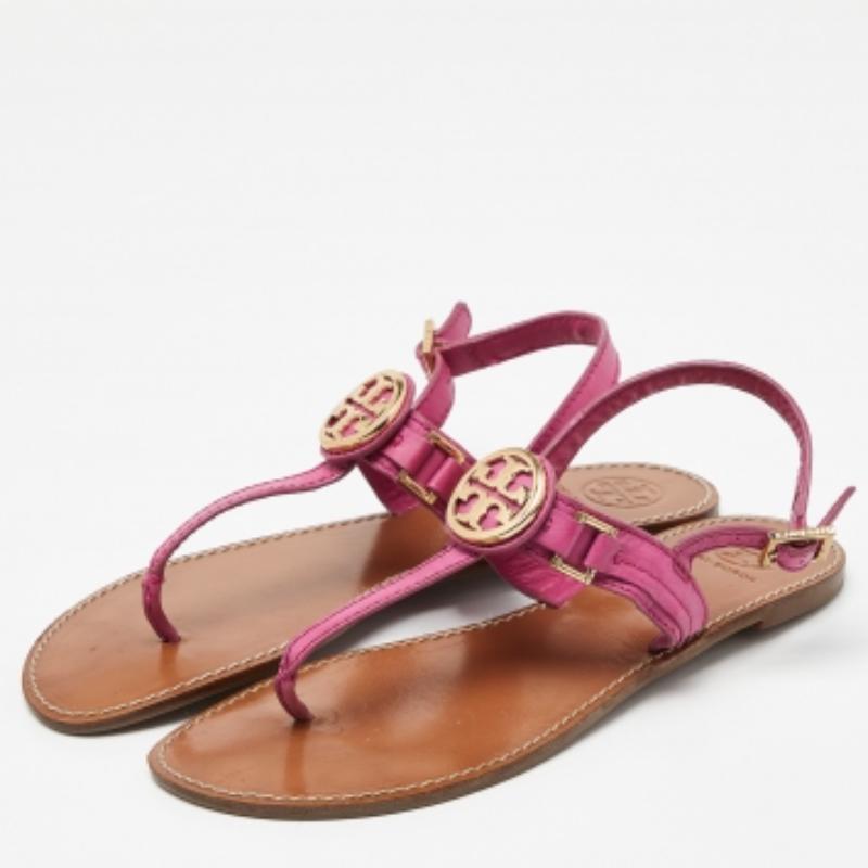 Encadrez vos pieds avec ces sandales plates de créateur. Créées à partir des meilleurs matériaux, les chaussures plates sont parfaites avec des ourlets courts, midi et maxi.