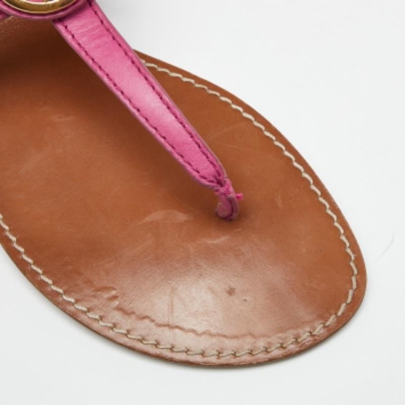 Tory Burch - Sandales plates à bride arrière en cuir rose avec logo, taille 41 Bon état - En vente à Dubai, Al Qouz 2