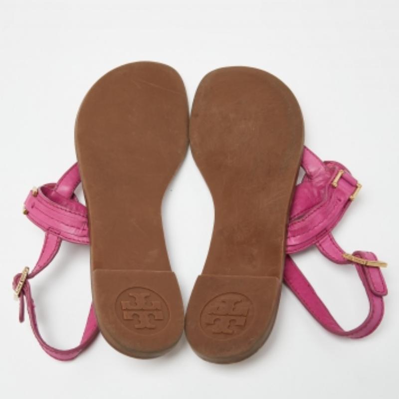 Tory Burch - Sandales plates à bride arrière en cuir rose avec logo, taille 41 en vente 1