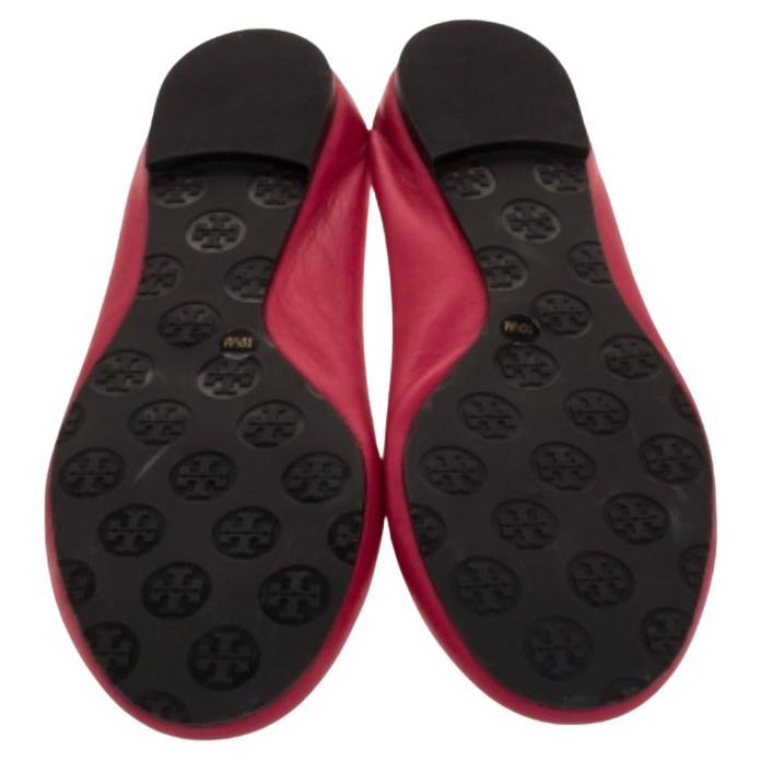 These ballet flats by Tory Burch are comfortable and chic to be matched with everything from a shirt dress to skinny jeans. Crafted from leather, they feature round toes along with gold-tone logo accent on the vamps. They come with leather-lined