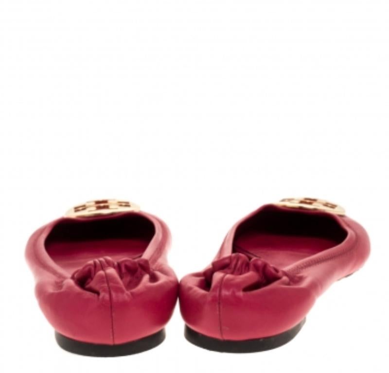 Tory Burch Pink Leather Scrunch Ballet Flats Size 40.5 In Good Condition For Sale In Dubai, Al Qouz 2