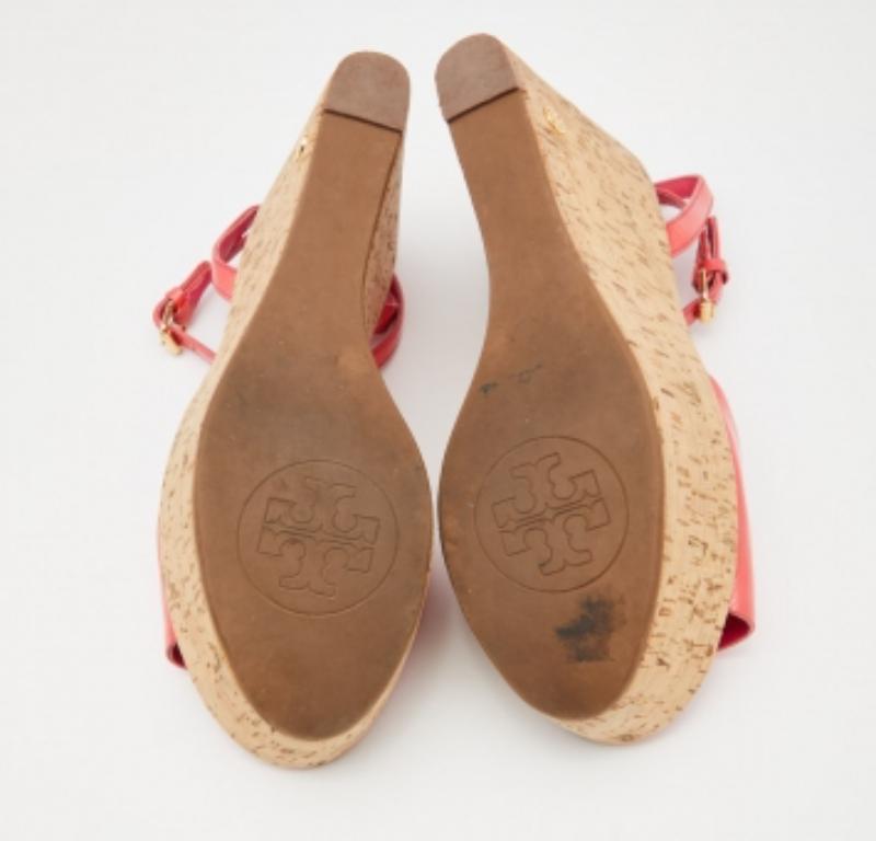 Tory Burch Pink Patent  Leather Dahlia Cork Platform Wedge Sandals Size 38.5 In Fair Condition For Sale In Dubai, Al Qouz 2